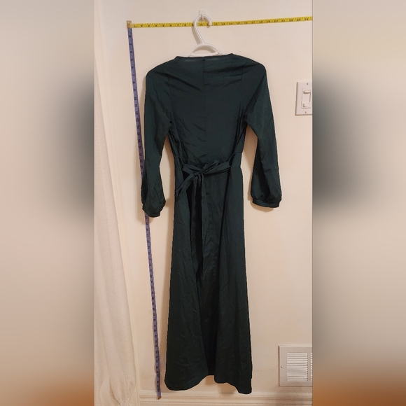 Green silk like dress - Picture 2 of 3